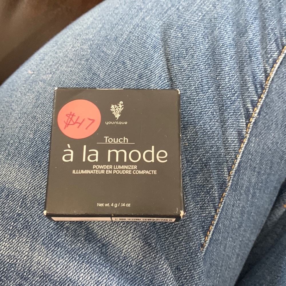 Brand new younique touch a la mode powder Luminizer benevolent shade